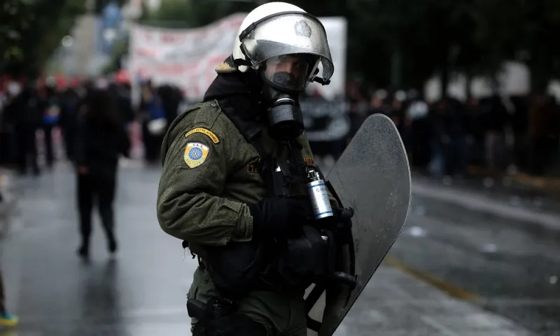 Άνδρας των ΜΑΤ προκαλεί διαδηλωτές: «Ελάτε κότες» (vid)