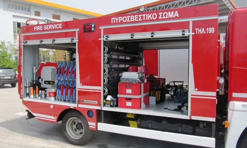 Φωτιά σε κατάστημα στο Κορωπί (vid)