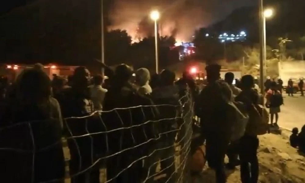 Άγρια νύχτα με επεισόδια στη Σάμο, κλειστά τα σχολεία (vid)