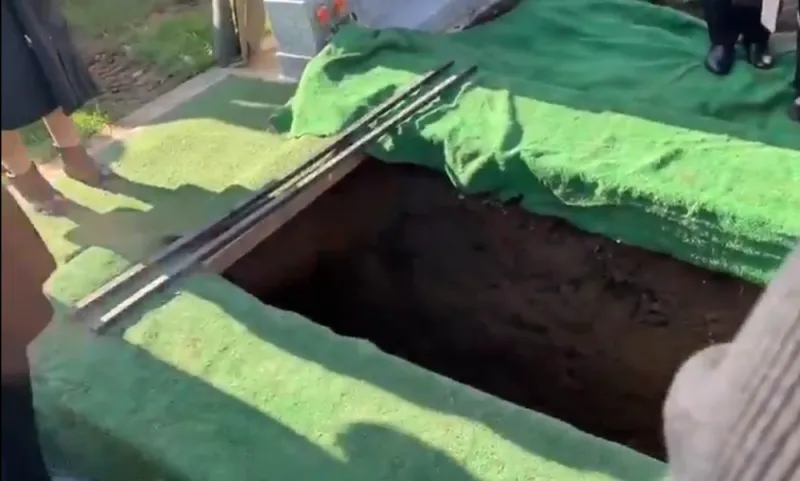 VIRAL κηδεία: Ο «νεκρός» φώναζε απ' το φέρετρο (vid)
