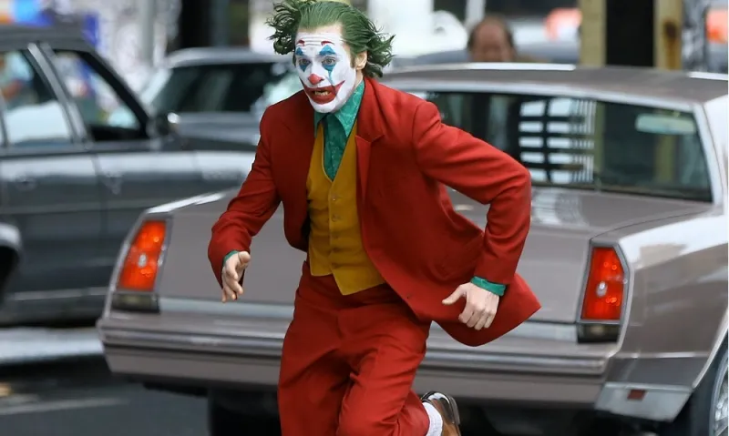 Η αστυνομία... έκοψε εισιτήρια από το «Joker» που σπάει κάθε ρεκόρ (vids)