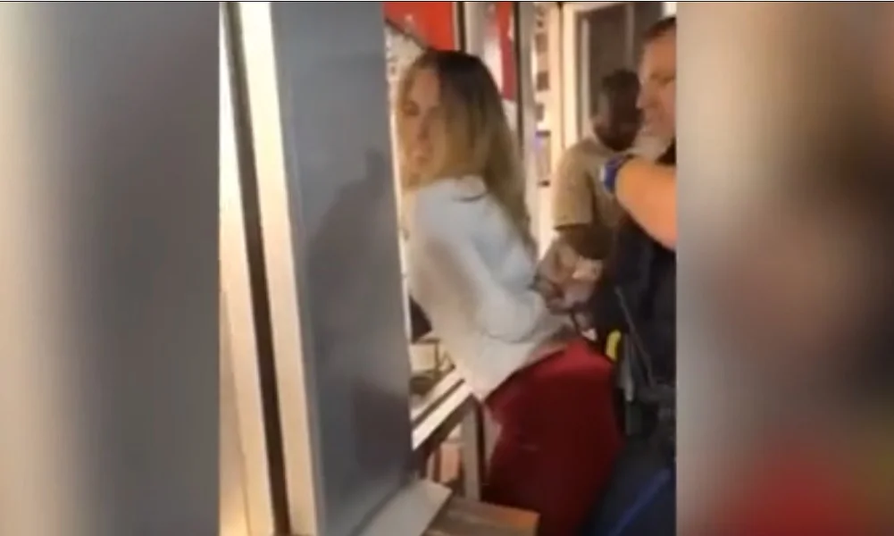 Viral: Μεθυσμένη συλλαμβάνεται, τρίβεται σε αστυνομικό και του λέει: «Σου αρέσει;» (vid)