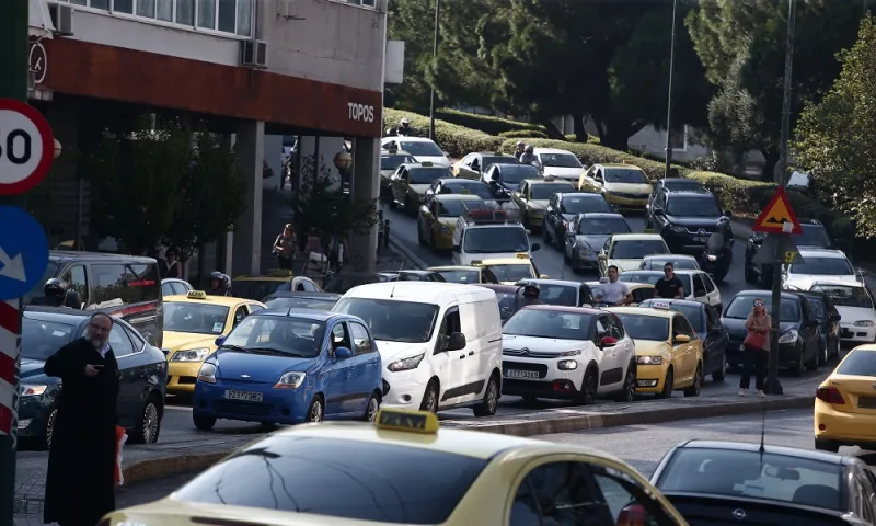 Κηφισός: Κυκλοφοριακό κομφούζιο από ανατροπή φορτηγού (vid)
