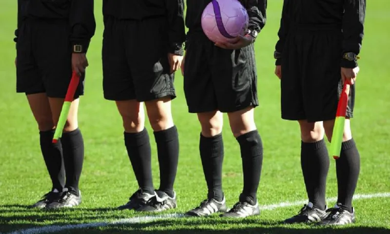 Το ασφυκτικό πρέσινγκ σε διαιτητές και ο... πληγωμένος ποδοσφαιριστής