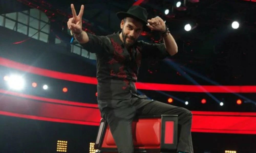 The Voice: Ο Μουζουράκης τραγουδά και τρολάρει τον Ρουβά (vids)