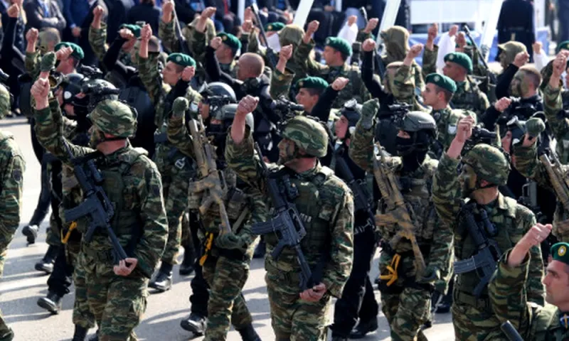 Θεσσαλονίκη: Πλακάτ για τη Μακεδονία στην παρέλαση (pic-vid)