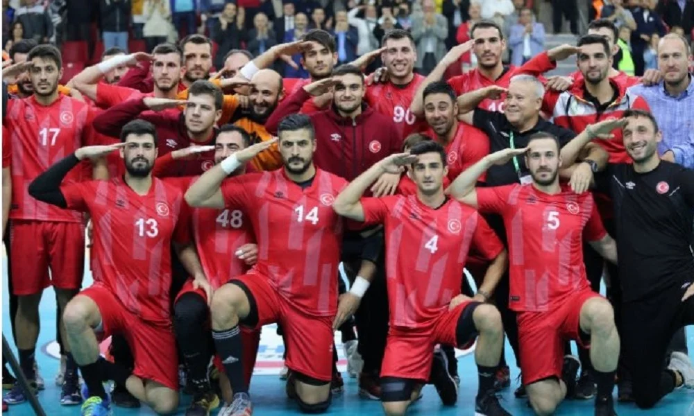 Χάντμπολ: Τούρκοι παίκτες Ολυμπιακού και ΑΕΚ χαιρέτησαν στρατιωτικά