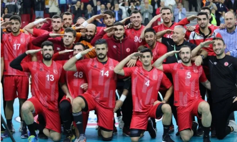 Χάντμπολ: Τούρκοι παίκτες Ολυμπιακού και ΑΕΚ χαιρέτησαν στρατιωτικά