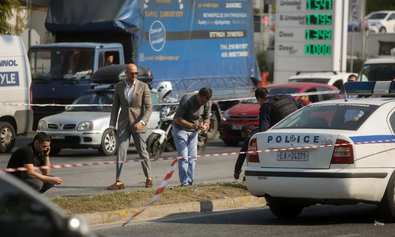 Μαφιόζικη επίθεση στο Χαϊδάρι: Πυροβολήθηκε άνδρας που περίμενε στο φανάρι (vid+pics)