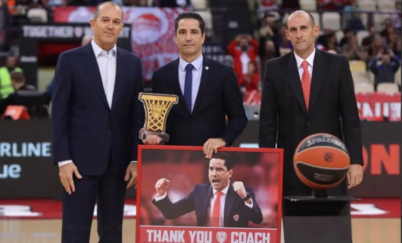 Ολυμπιακός: Βράβευσε τον Σφαιρόπουλο που αποθεώθηκε (vid+pics)