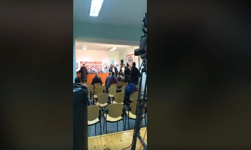 Σοβαρό επεισόδιο Καραπαπά με δημοσιογράφο! (vids)