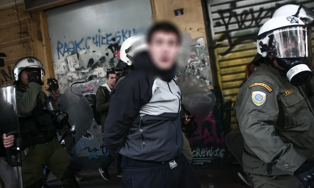 Τρομερά επεισόδια στο συλλαλητήριο μαθητών - Μολότοφ στη Βουλή! (vids)