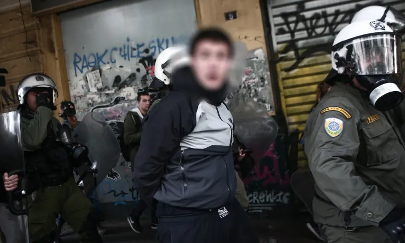 Τρομερά επεισόδια στο συλλαλητήριο μαθητών - Μολότοφ στη Βουλή! (vids)