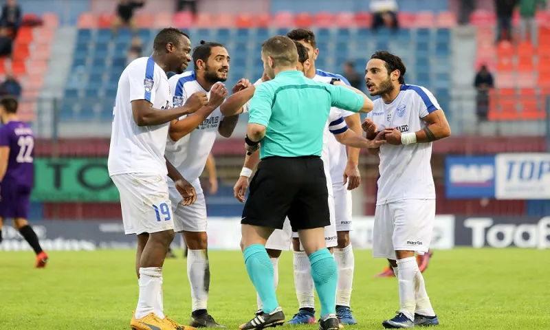 Πέναλτι-μαϊμού σε ματς της Football League (vids)