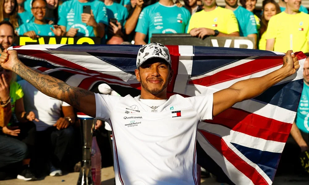 Lewis Hamilton: Όταν... ψέκασε την πρώτη του σαμπάνια (vid)