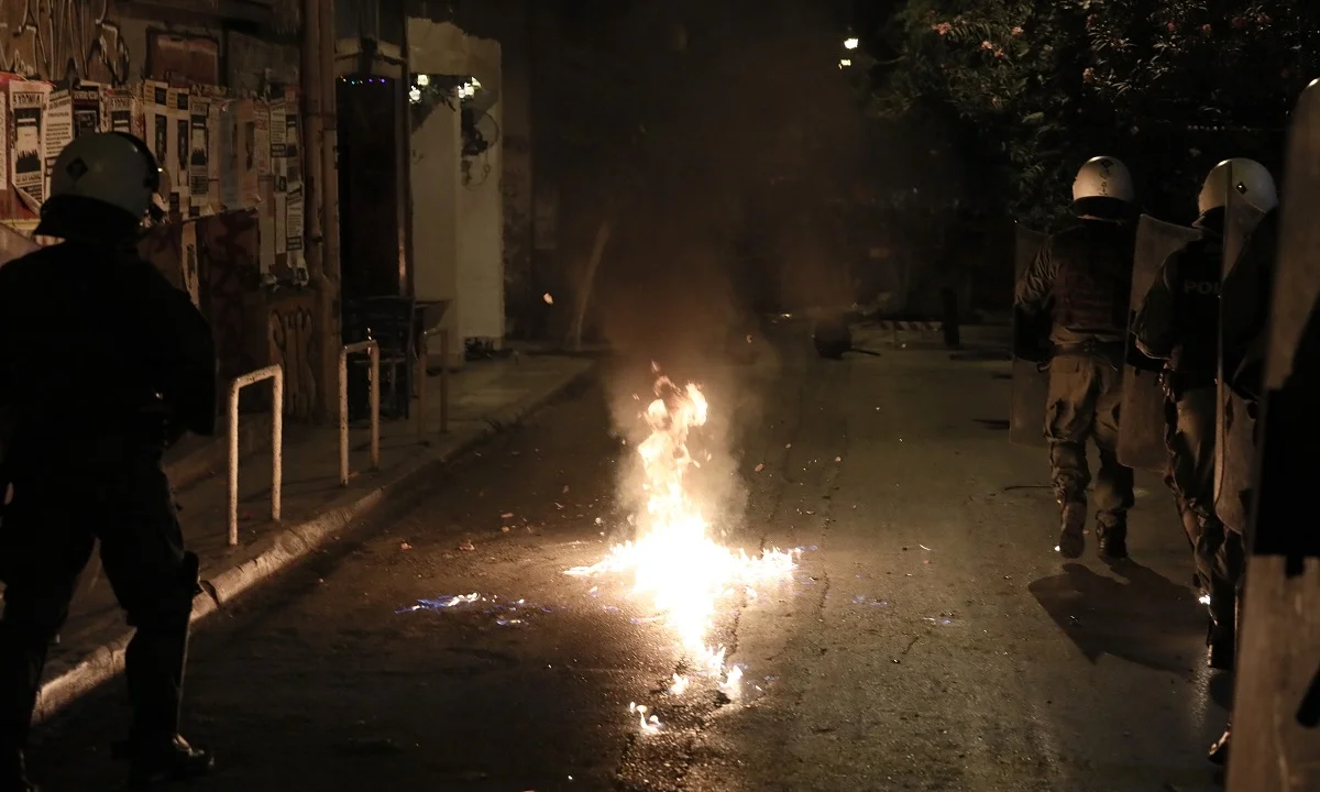 Εξάρχεια: Βράδυ με μολότοφ, τραυματίες τρεις αστυνομικοί - Video ντοκουμέντο