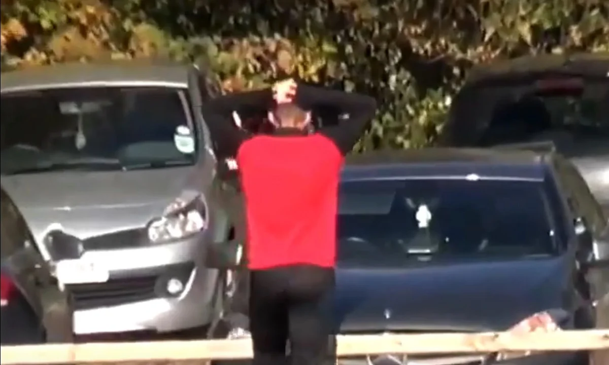 Επική γκάφα! Παίκτης της Έξετερ ρίχνει... τσαρούχι και σπάει το αμάξι του (vid)