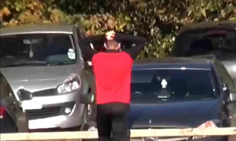 Επική γκάφα! Παίκτης της Έξετερ ρίχνει... τσαρούχι και σπάει το αμάξι του (vid)