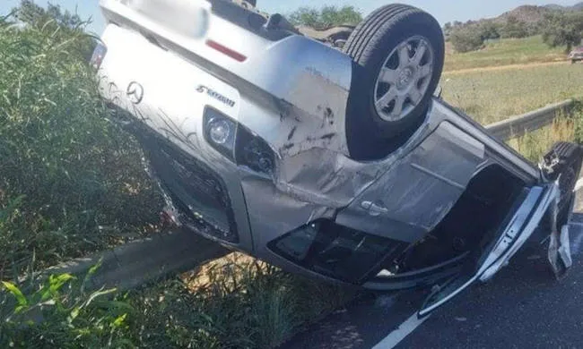 Σοβαρό τροχαίο στην παραλιακή με αυτοκίνητο να αναποδογυρίζει