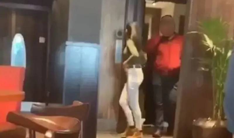 Σερβιτόρος την... είπε σε ζευγάρι που ερωτοτροπούσε στις τουαλέτες! (pics)