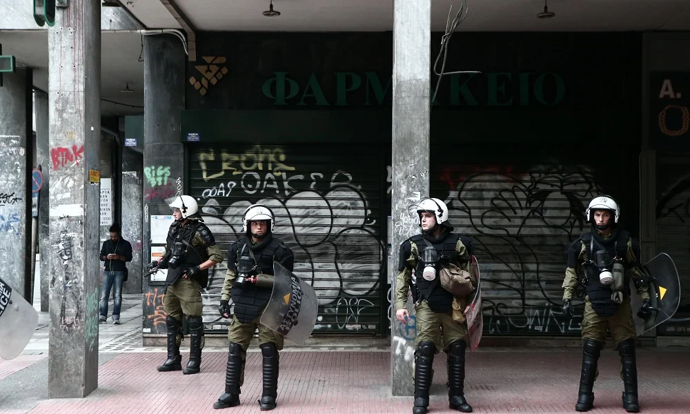 Πολυτεχνείο: Έφοδος της Αστυνομίας σε σπίτι στα Εξάρχεια (vid)