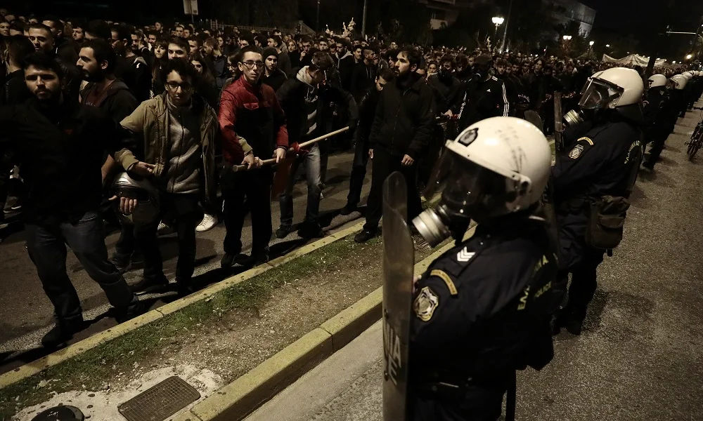 Πολυτεχνείο: Νέα έφοδος της Αστυνομίας σε πολυκατοικία στα Εξάρχεια (vids)