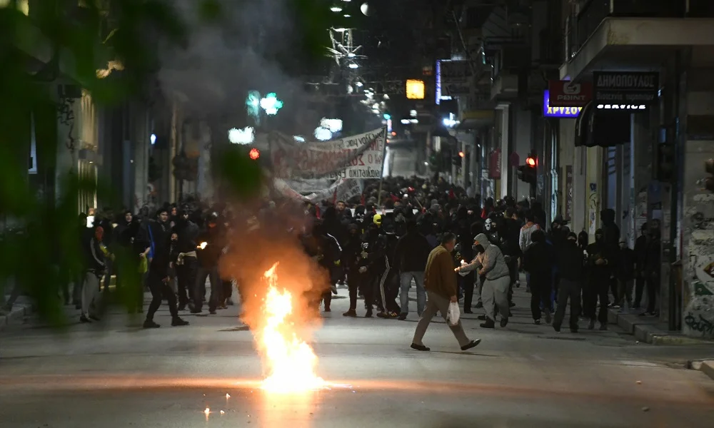 Πάτρα: Επεισόδια με βόμβες μολότοφ και δακρυγόνα (vid)