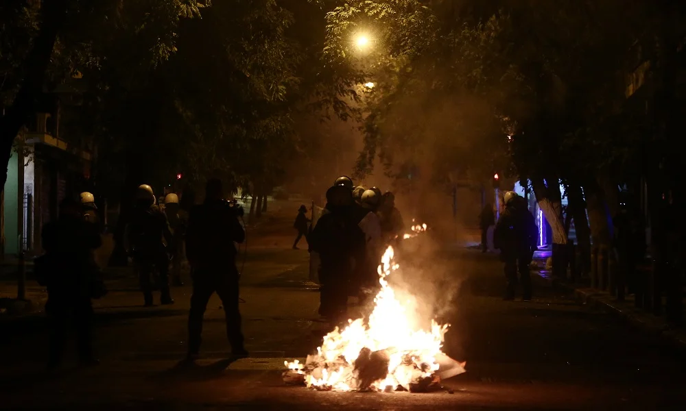 Πολυτεχνείο: Πετροπόλεμος και φωτιές στα Εξάρχεια