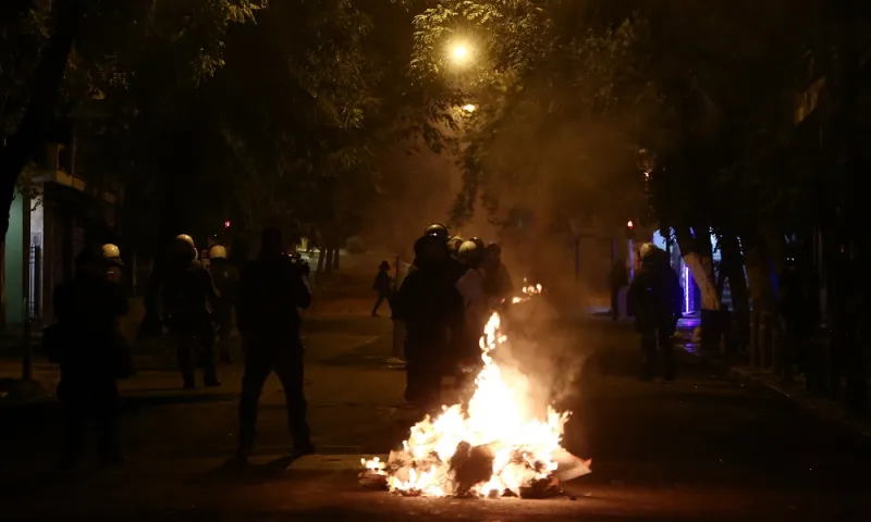 Πολυτεχνείο: Πετροπόλεμος και φωτιές στα Εξάρχεια