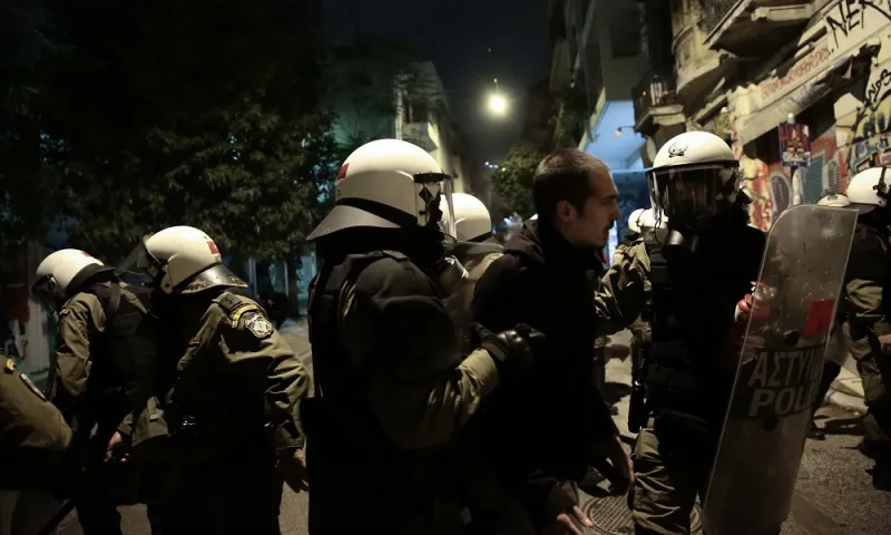 Πολυτεχνείο: 28 συλλήψεις και 41 προσαγωγές μετά την πορεία (vids)