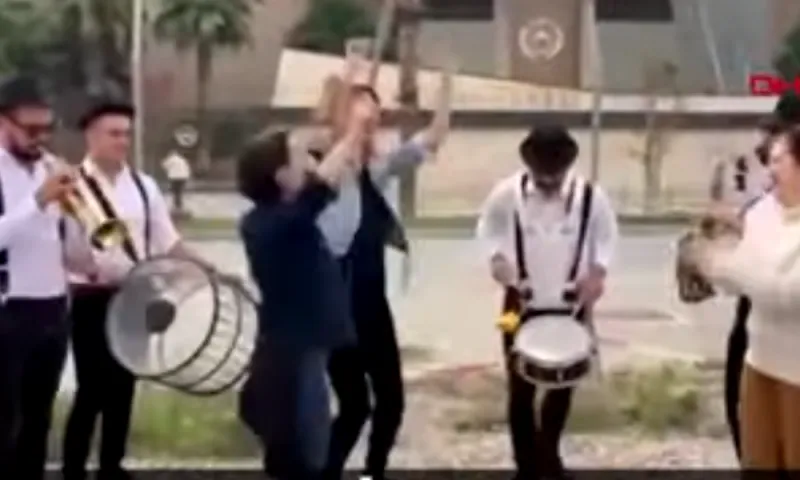 Γυναίκα πήρε διαζύγιο και έστησε γλέντι έξω από το δικαστήριο (vid)