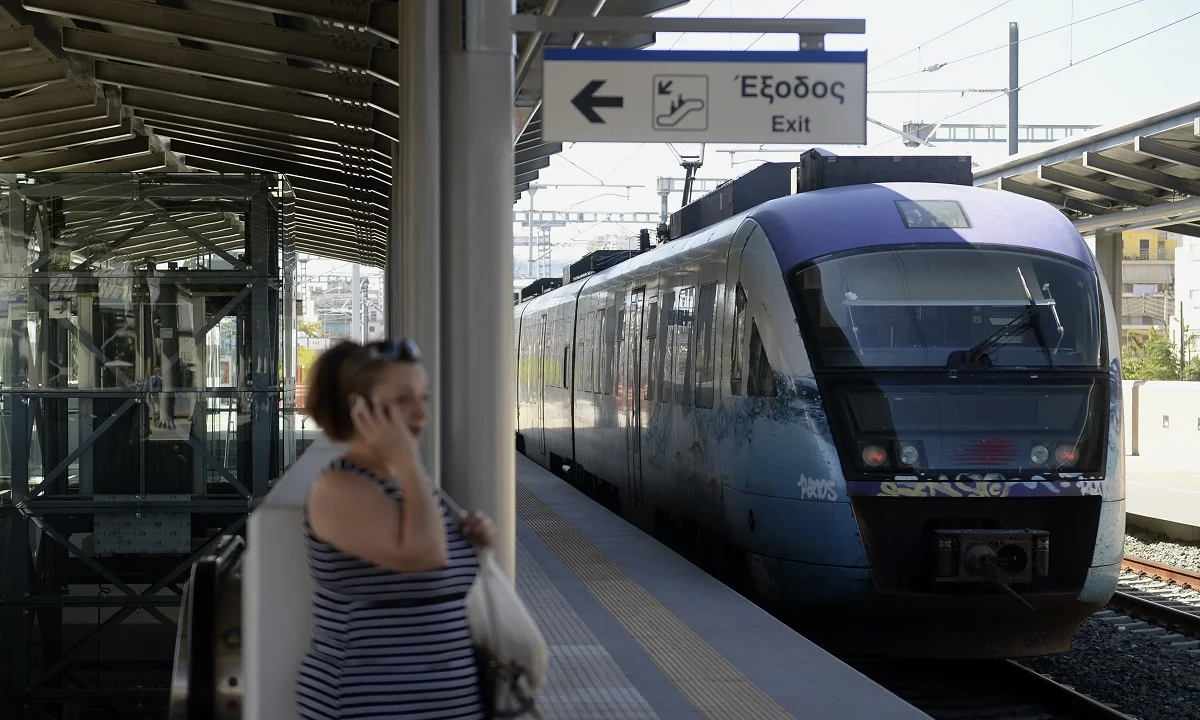 Παλλήνη: Πτώση άνδρα στις γραμμές του Προαστιακού (pic)