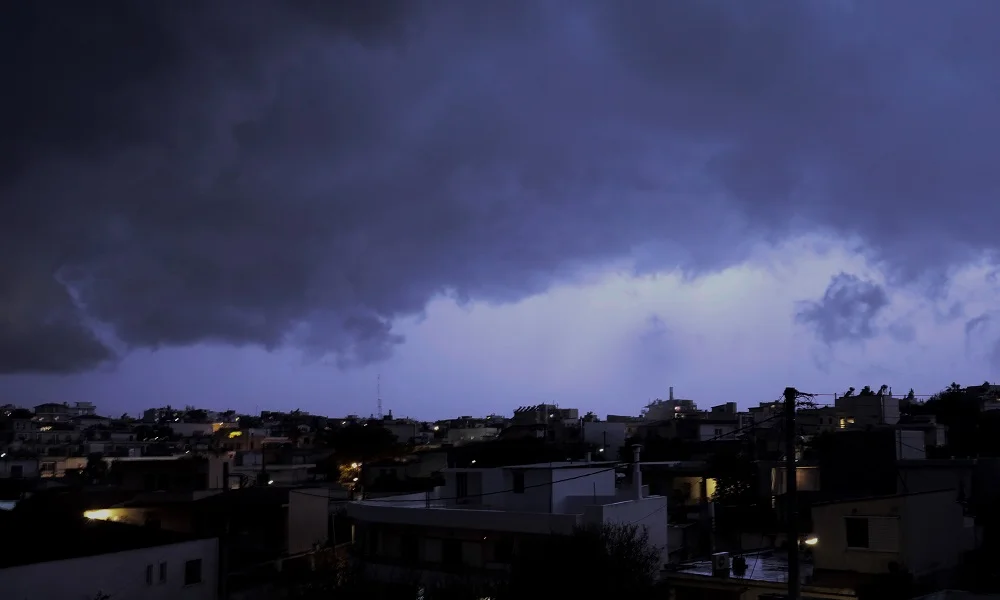 Καιρός: Περισσότεροι από 1.200 κεραυνοί σε Αττική και Βοιωτία
