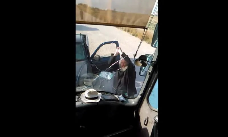 Σαντορίνη: Παπάς σπάει λεωφορείο με λοστό (vid)