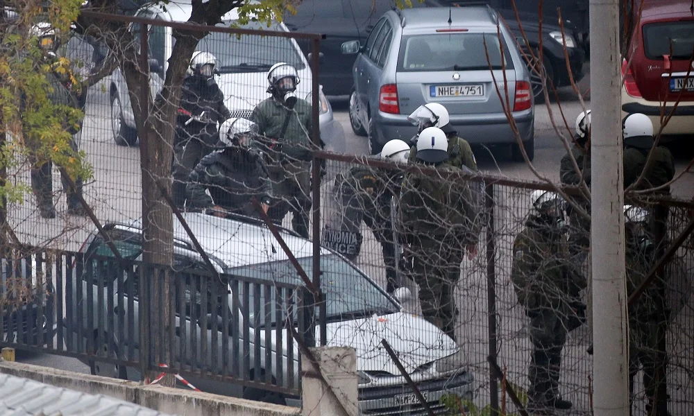 Ένταση με οπαδούς του Άρη και  ΜΑΤ, με… φόντο τον ΠΑΟΚ (vid)