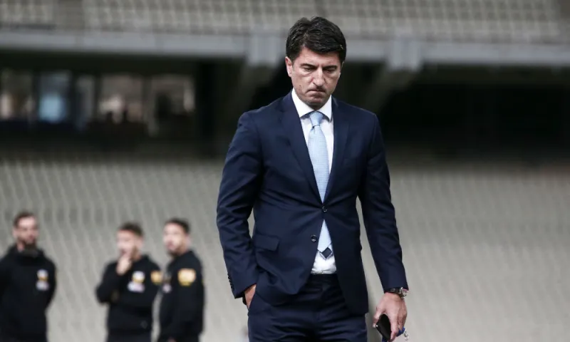 Ιβιτς: Ψάχνει, μελετά, το… σκέφτεται