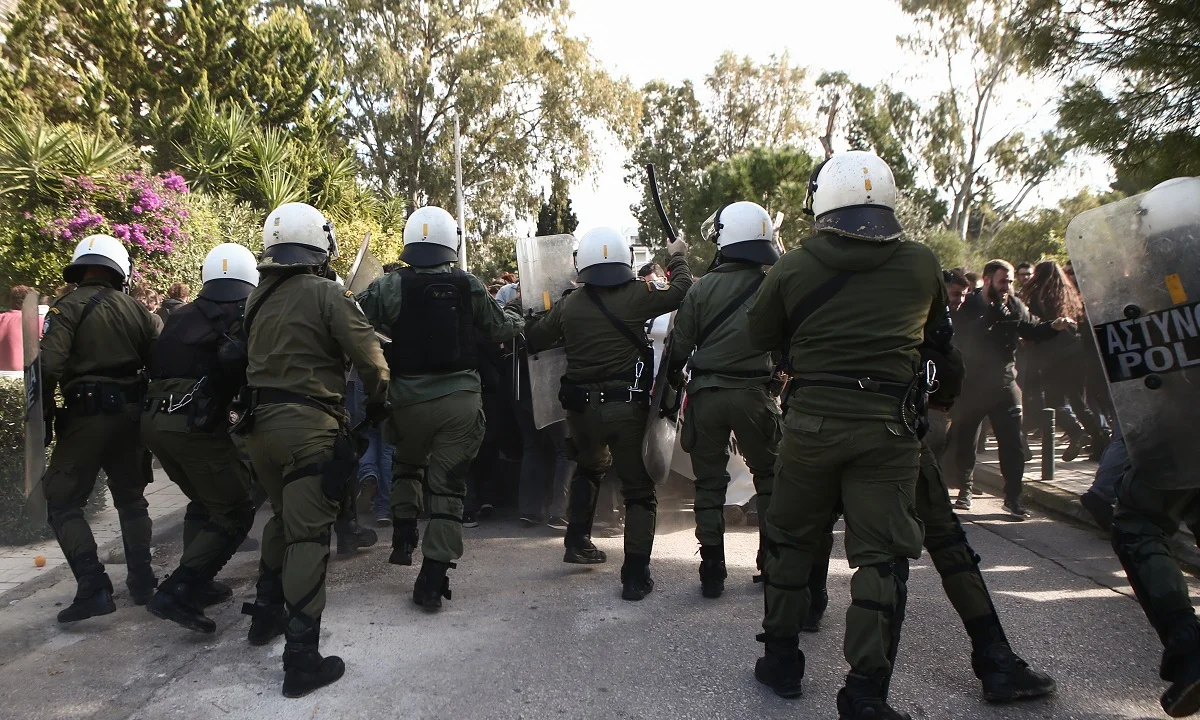 Καβούρι: Επεισόδια στη διαμαρτυρία των φοιτητών, χημικά και συμπλοκές (pics)