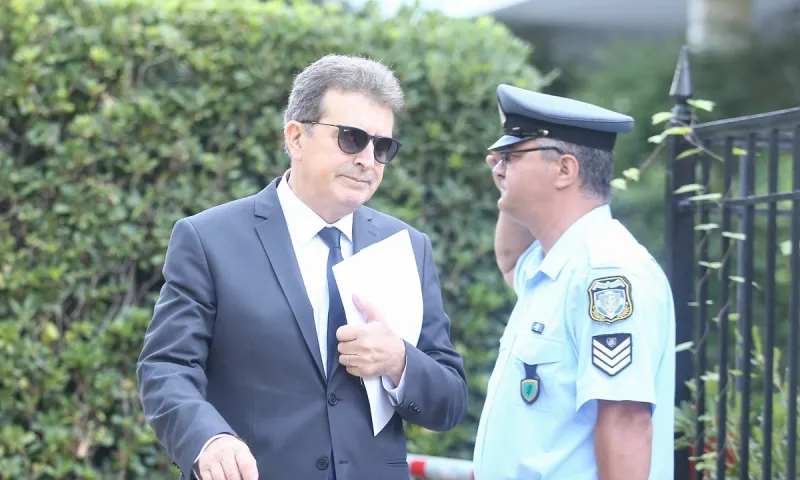 Χρυσοχοΐδης: «Έφοδος» στο σπίτι του με τρικάκια (pics)