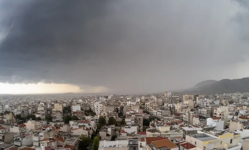 Καιρός (2/12): Αραιές νεφώσεις και σποραδικές βροχές