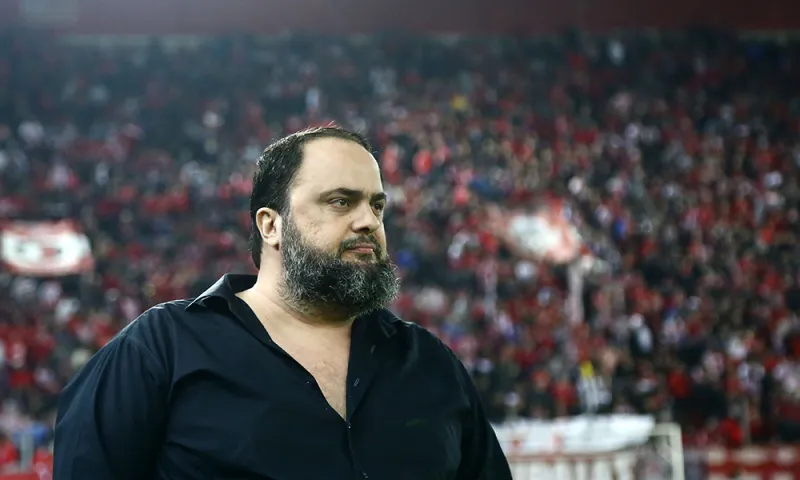 Ολυμπιακός - ΠΑΟΚ: Διαμαρτυρία Μαρινάκη σε Χούμπελ