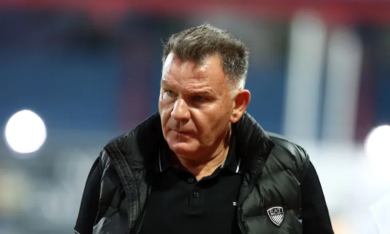Bόλος σε Κούγια: «Επίδειξη ρωμαλεότητας στα μπουζουξίδικα»