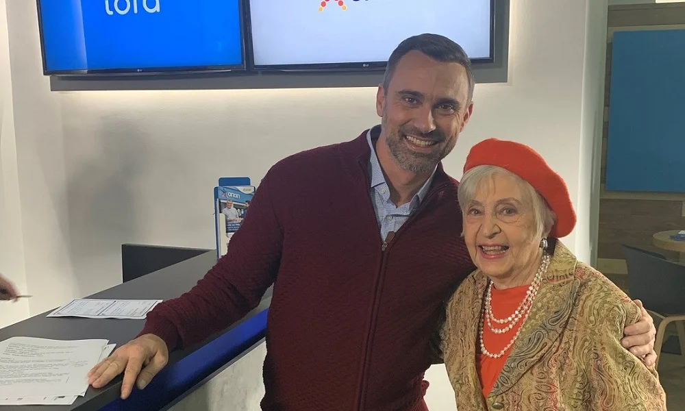 Η Έφη Παπαθεοδώρου βάζει πάλι τα γυαλιά στον Γιώργο Καπουτζίδη