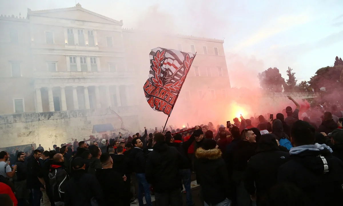 Ολυμπιακός - Ερυθρός Αστέρας: «Ερυθρόλευκο» το Σύνταγμα (pics+vids)