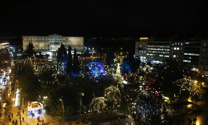 Εορταστικό ωράριο στα καταστήματα: Ξεκινάει σήμερα, ποιες Κυριακές θα είναι ανοιχτά