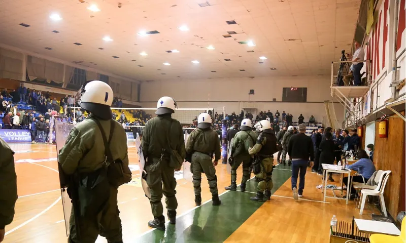 Ηρακλής – ΠΑΟΚ: Μούντζες, ένταση και διακοπή στο ντέρμπι (vid)