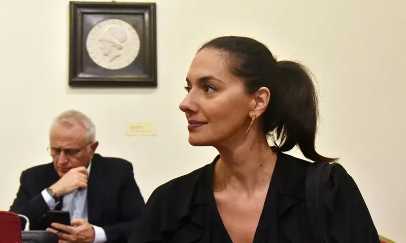 Νόνη Δούνια: Το βαθύ ντεκολτέ άναψε φωτιές στη Βουλή (pics)