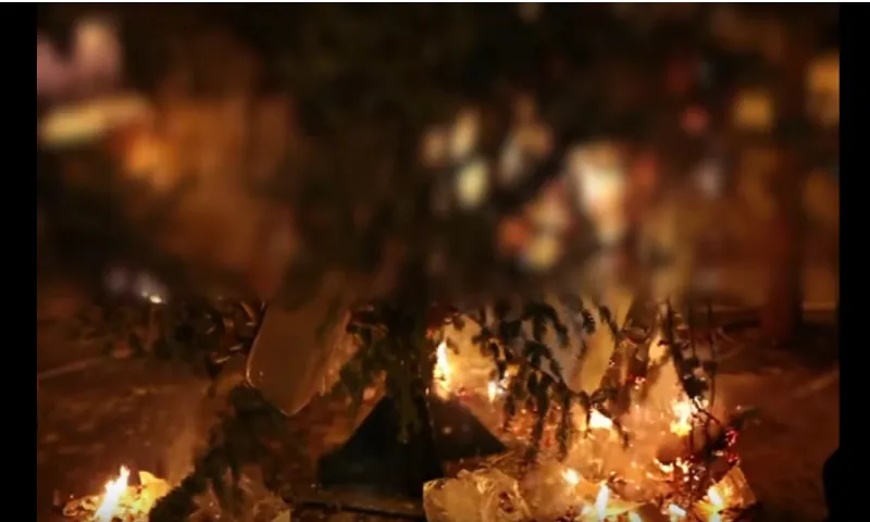 Έτσι έκαψαν το δέντρο στα Εξάρχεια (vid)