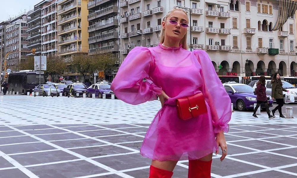 Τούνη: Η πιο περίεργη πόζα της, έχοντας σκύψει και με τα πόδια ανοιχτά (pic)