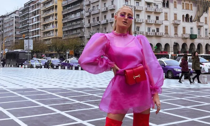 Τούνη: Η πιο περίεργη πόζα της, έχοντας σκύψει και με τα πόδια ανοιχτά (pic)