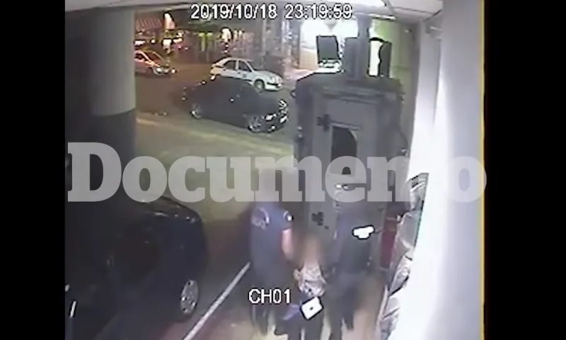 Ομόνοια: Ολόκληρο το βίντεο του βασανισμού της γυναίκας από τους αστυνομικούς